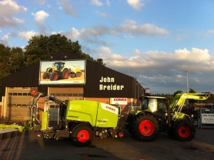 Claas-Arion-640-met-voorlader-en-Claas-Uniwrap-455-pers-001---John-Breider-Mechanisatie